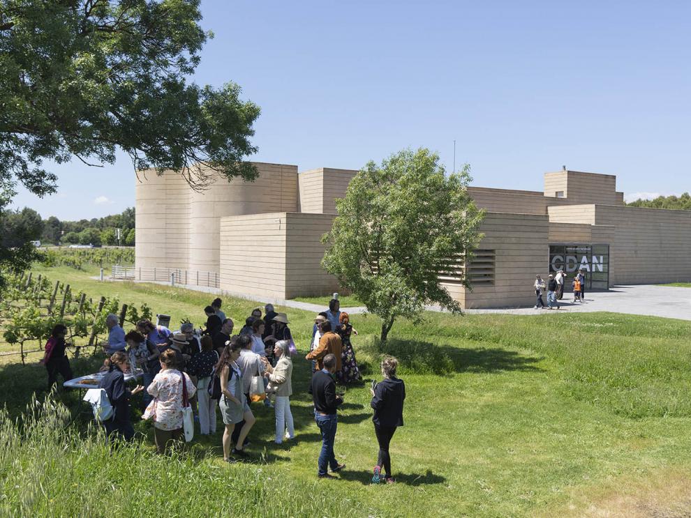 Visitantes en los jardines del CDAN.