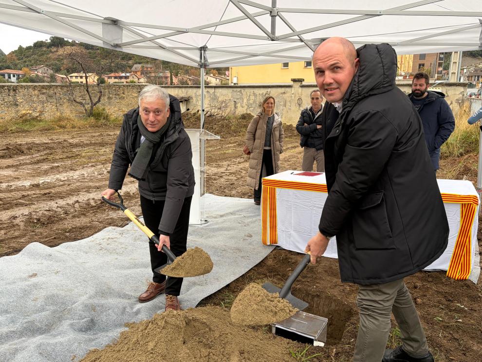 Acto de colocación de la primera piedra de las 15 viviendas de Boltaña para trabajadores del turismo.