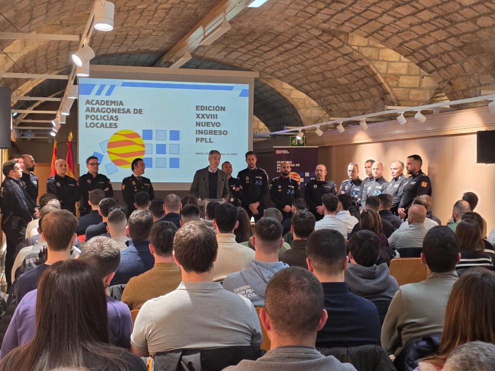 Jorge Crespo se dirige a los policías locales en la apertura del curso de formación de los nuevos agentes.so de formación de policías locales aragoneses.