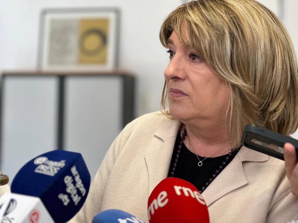 La consejera de Educación explica a los medios los cambios que se van a introducir para mejorar la lucha contra el acoso escolar.