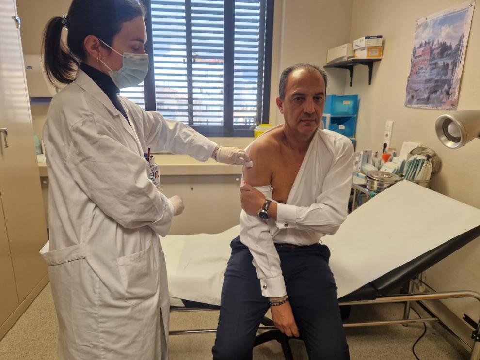 El consejero de Sanidad, José Luis Bancalero Flores, se vacuna frente a la gripe en su centro de salud.