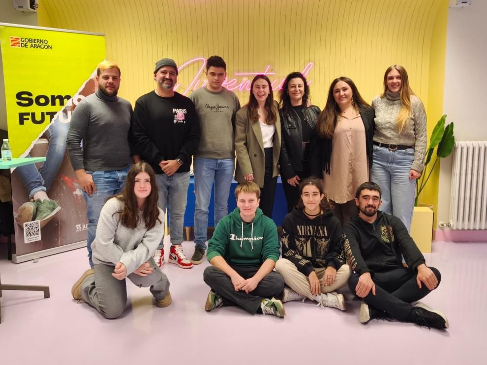La gerente del IAJ, Cristina Navarro, con algunos de los participantes en la segunda temporada del Aragón Youth Podcast