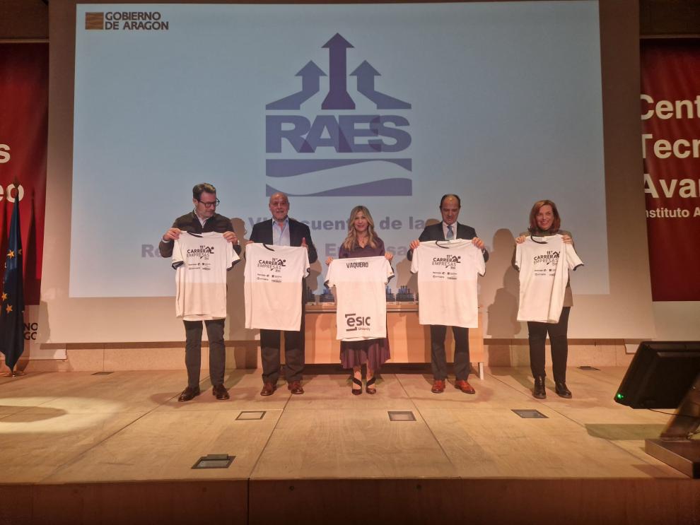 La vicepresidenta, Mar Vaquero, y el consejero de Sanidad, José Luis Bancalero han recibido la camiseta de la XI carrera de empresas Esic