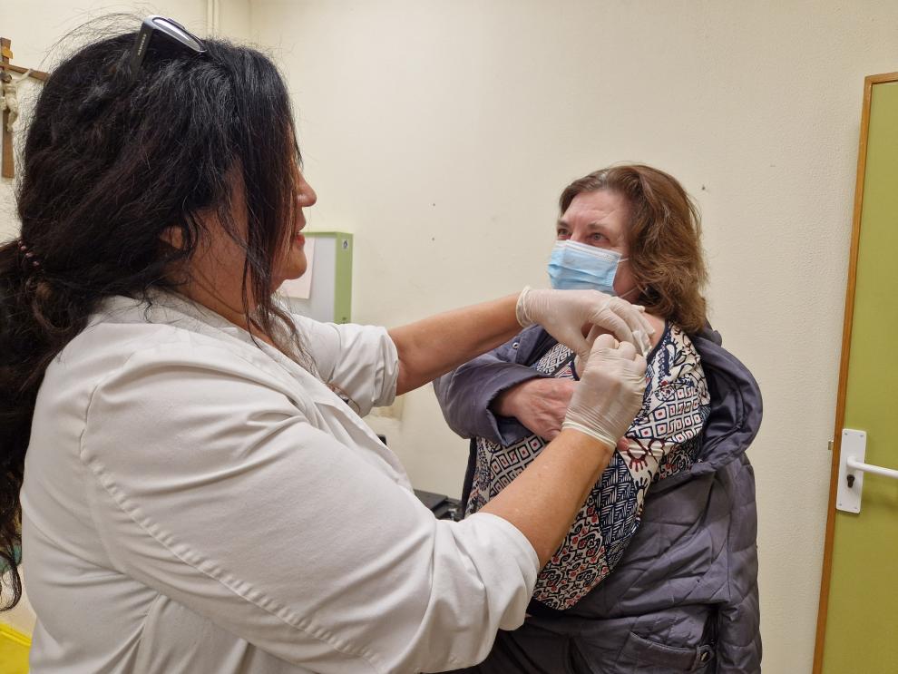 La enfermera Carmen vacuna esta mañana a una de las ciudadanas que se ha acercado al punto sin cita