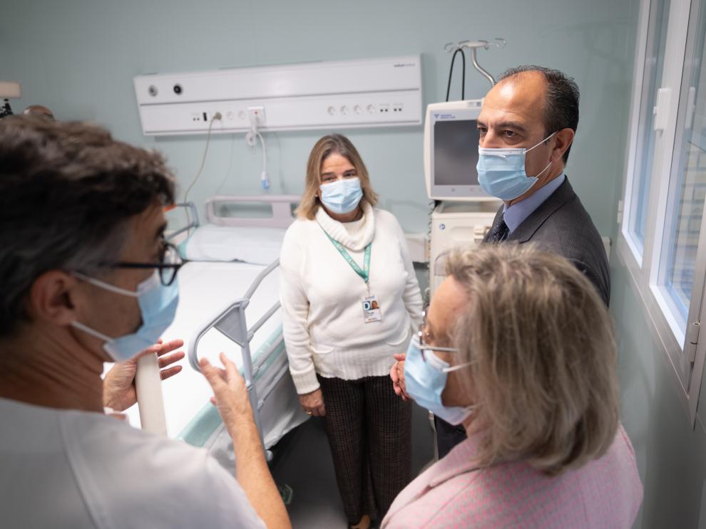 El consejero, en uno de los nuevos boxes, atiende las explicaciones del Dr. Parra, jefe de servicio de Nefrología, junto con als gerentes del SALUD, Dra. castillo, y del Sector II, Dra. Palazón