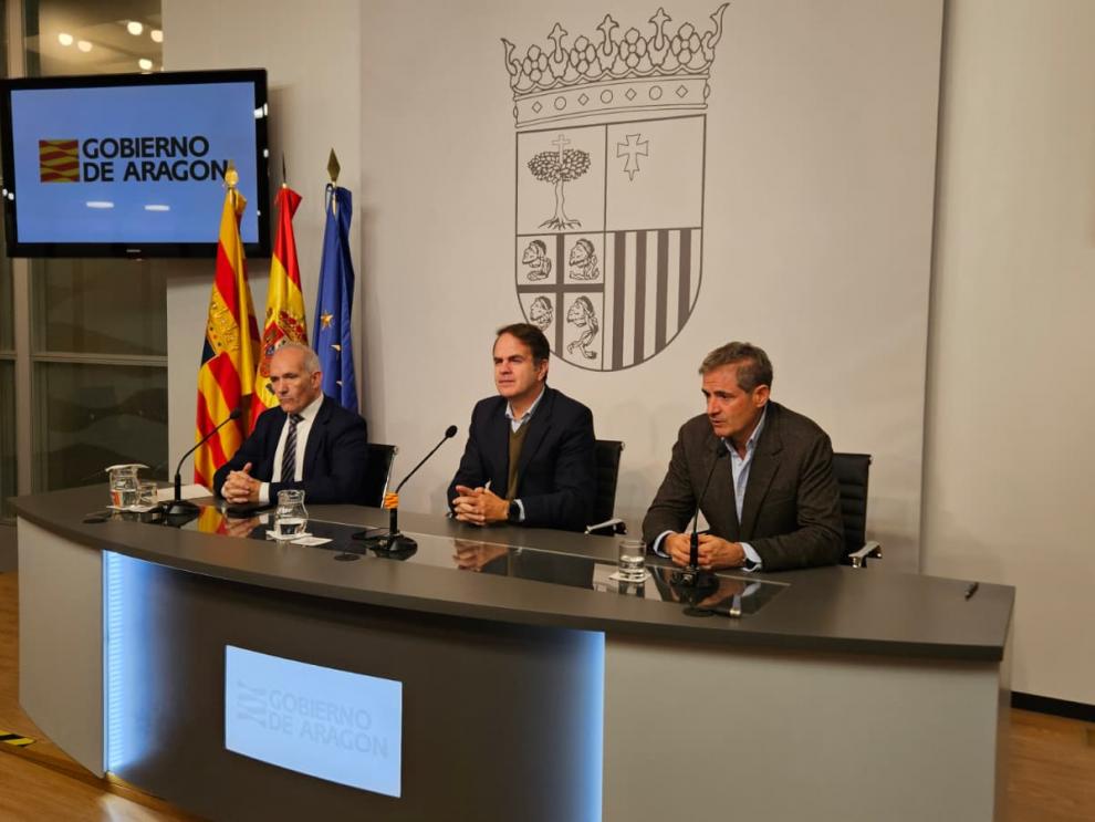 De izquierda a derecha, Magdaleno, Bermúdez de castro y Gericó en la presentación de la oferta a escolares aragoneses para esquiar en las estación de Aramón.
