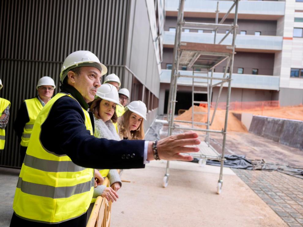El consejero, con la alcaldesa de Teruel y la consejera de Universidades