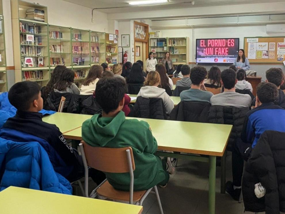 En Épila se han desarrollado las dos últimas sesiones de 2025 de la campaña 'El porno es un fake'