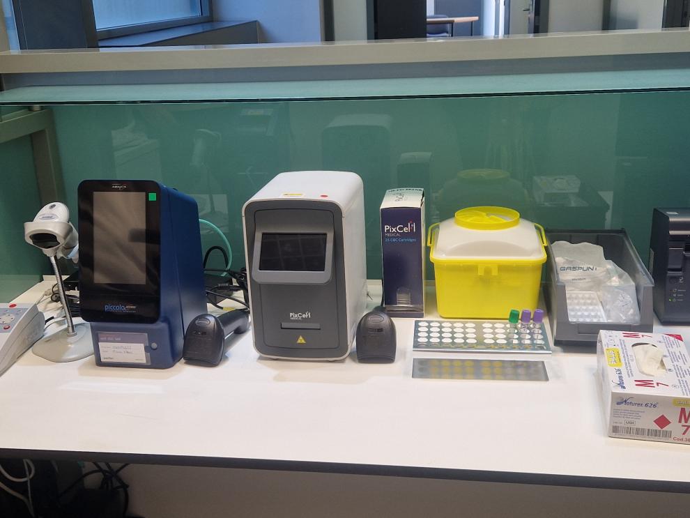 Analizador sanguíneo tipo POCT (Point of Care Testing).