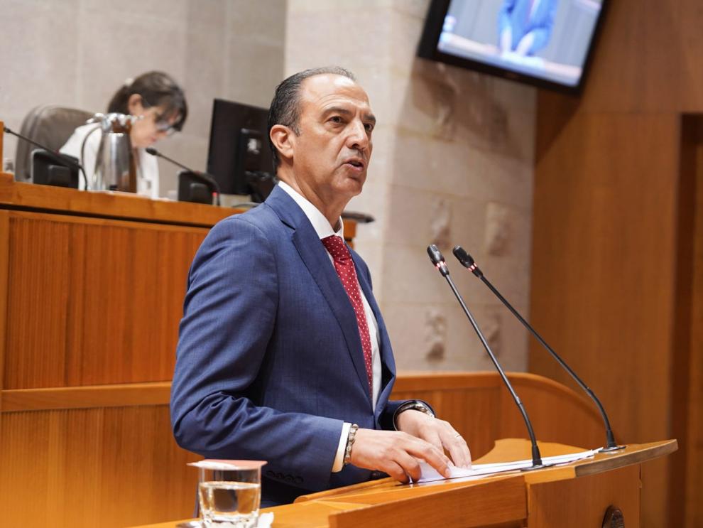 El consejero de Sanidad del Gobierno de Aragón, José Luis Bancalero Flores, en el pleno de las Cortes de Aragón