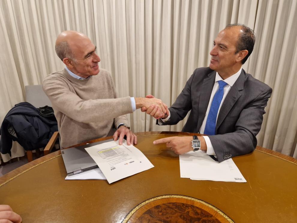 El consejero de Sanidad, José Luis Bancalero Flores, y el alcalde de Benasque, Manuel Mora Bernat, se han reunido hoy en Zaragoza