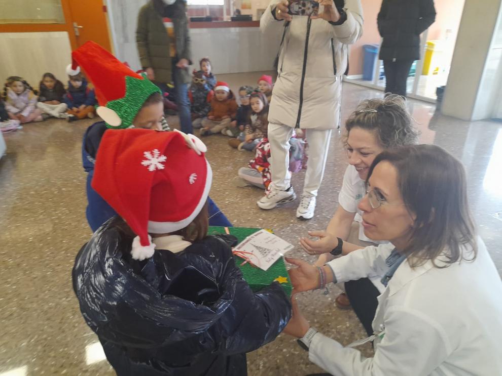 Momento de la visita del alumnado de Educación Infantil del Colegio San José de Calasanz al Hospital de Barbastro, durante la entrega de adornos navideños