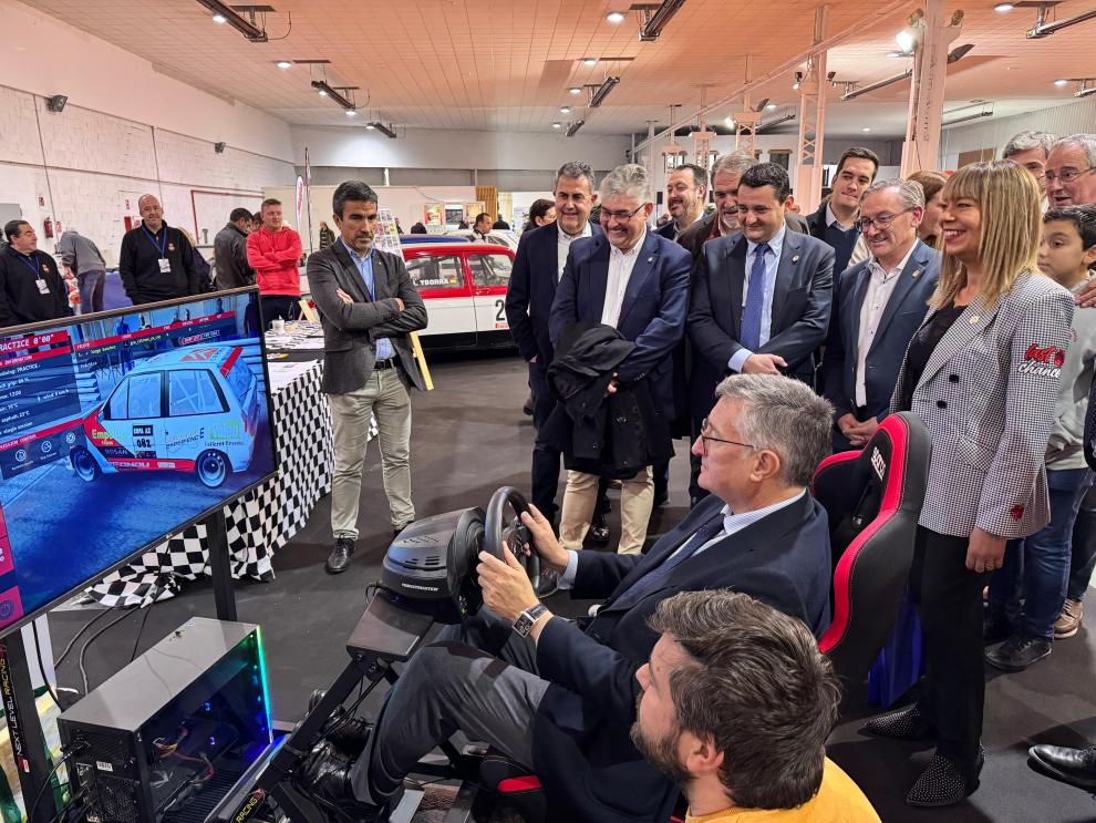 El consejero ha recorrido la feria dedicada al vehículo clásico.