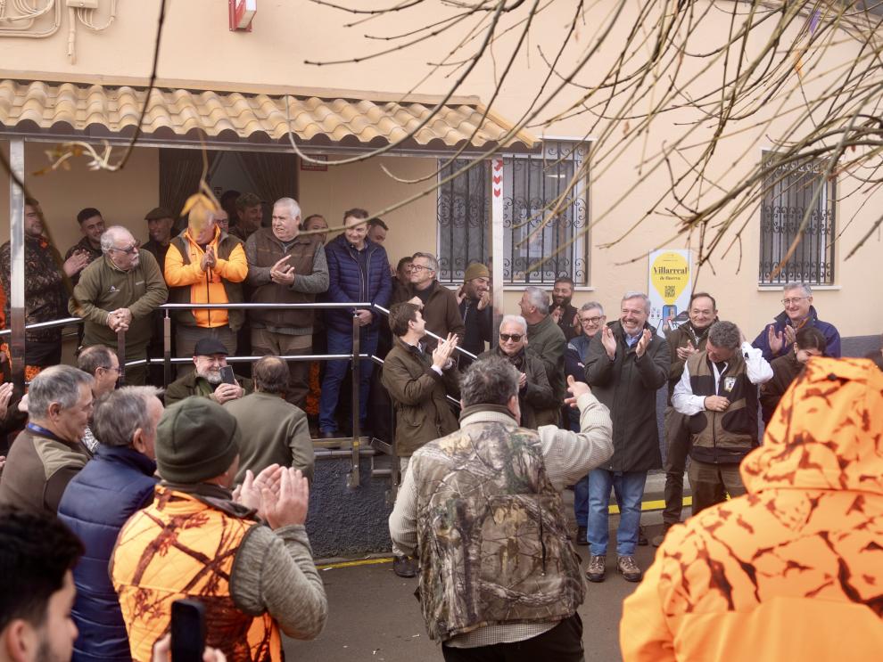 El presidente Azcón aplaude a los cazadores que han participado este sábado en la batida organizada en Villarreal de Huerva.
