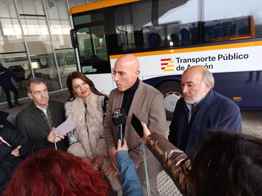 El director general de Transportes, David Sánchez Fraile, atiende a los medios de comunicación en presencia de la directora general de Administración Local, el alcalde de Calatayud y el presidente de la FAMCP.