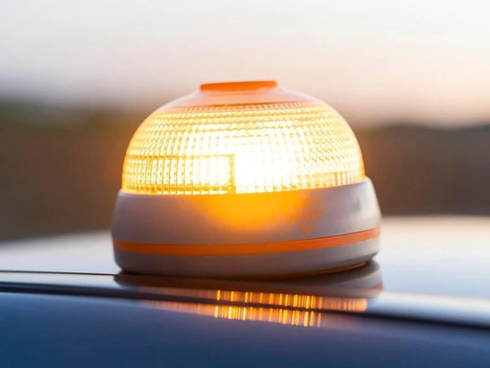 A partir del 1 de enero, será obligatoria la utilización de los dispositivos de preseñalización V16, que incorporan medios tecnológicos para una mayor protección de los conductores y sustituye a los triángulos en las carreteras. Este dispositivo es una ba