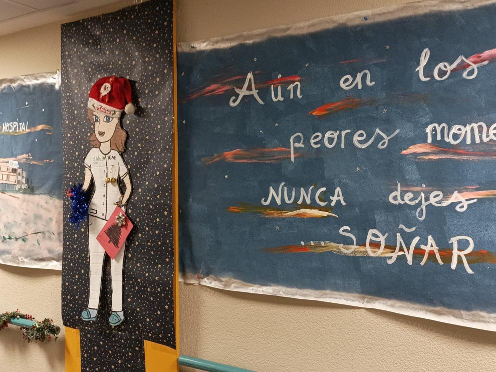 Decoración navideña instalada en distintos espacios, elaborada de forma artesanal por los profesionales del centro.