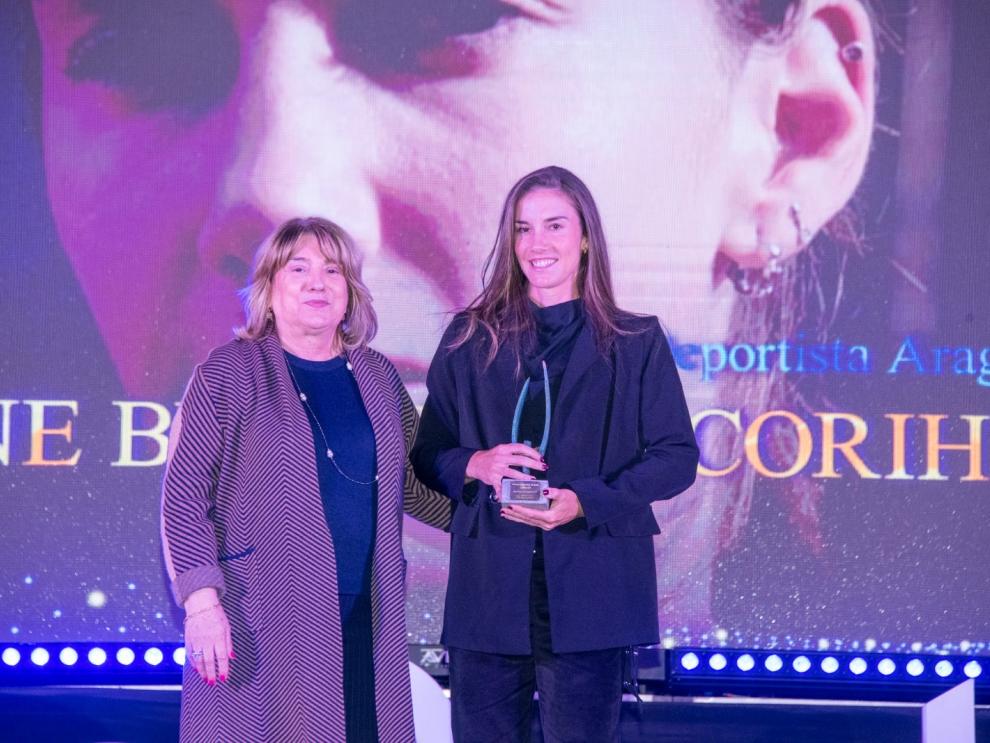 La consejera ha entregado el premio a Irene Escorihuela.