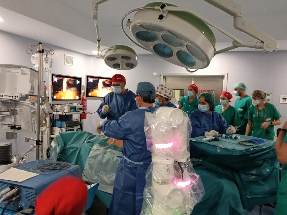 Un momento de una de las primeras cirugías asistidas por el robot quirúrgico realizadas, este miércoles, en el Hospital Universitario Obispo Polanco de Teruel
