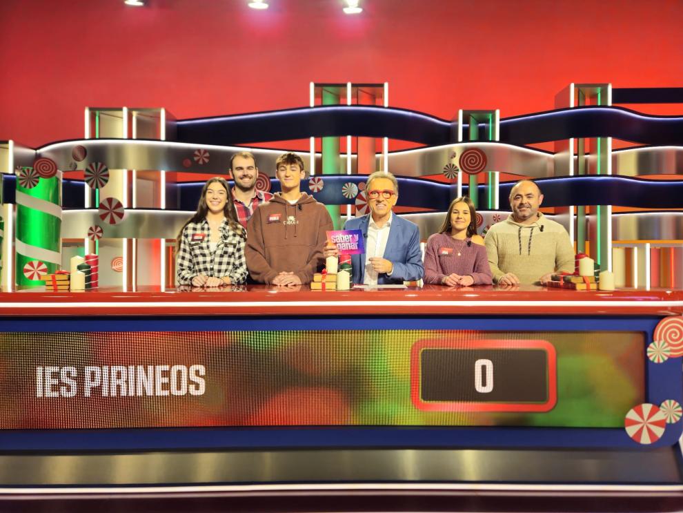 Los alumnos del IES Pirineos, junto a Jordi Hurtado, en el programa 'Saber y ganar'