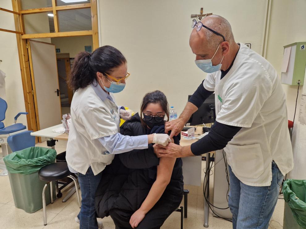Profesionales sanitarios realizan una vacunación en un centro de salud del sistema público aragonés