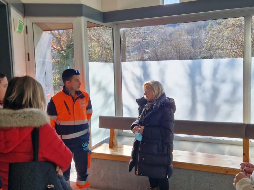 La gerente del Salud, Ana Castillo, en Escarrilla con personal de transporte sanitario y otros profesionales