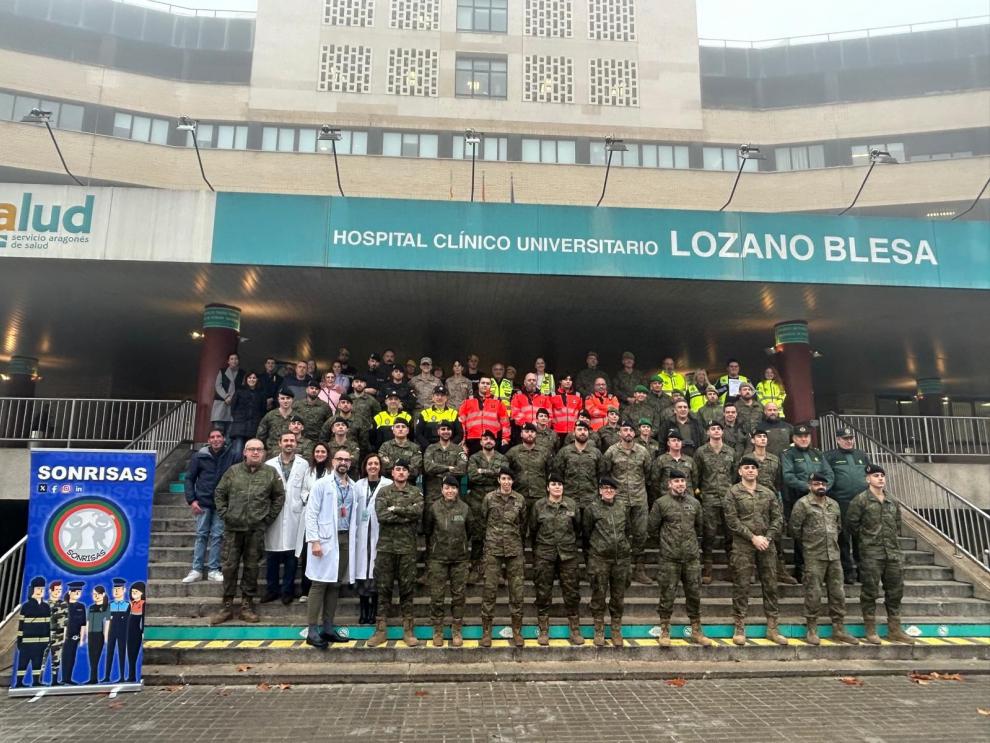 Voluntarios durante el reparto de regalos en la planta de Pediatría del Hospital Clínico Universitario Lozano Blesa.