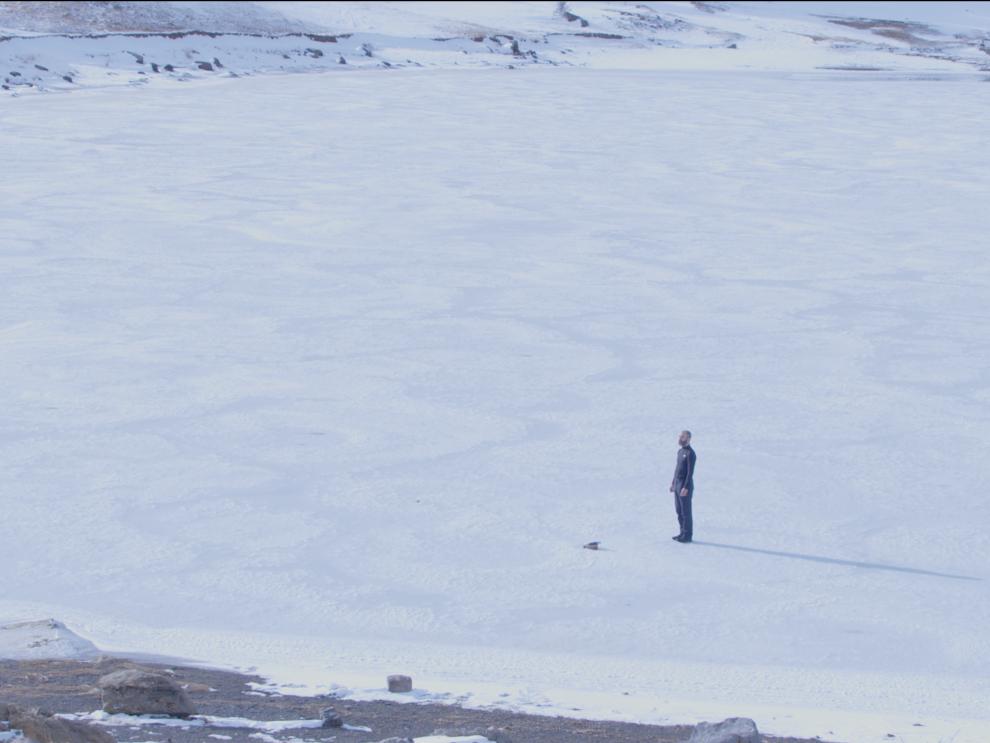 Oscar Bueno en una de sus acciones durante su residencia en la provincia de Huesca.
