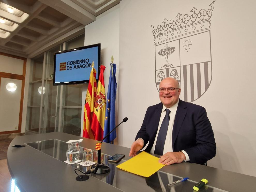 El director general de Personal, José María Cabello, ha informado de las oposiciones en rueda de prensa.