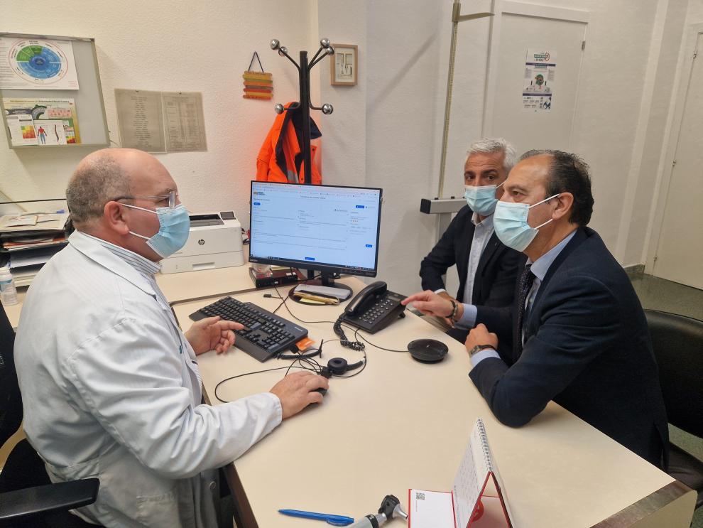 El consejero de Sanidad visita el centro de salud de Tauste y comprueba cómo se usa la IA en Atención Primaria