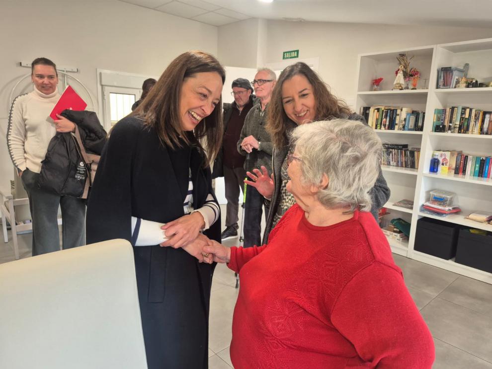 La consejera Carmen Susín, con una de la usuarias de El Pisico