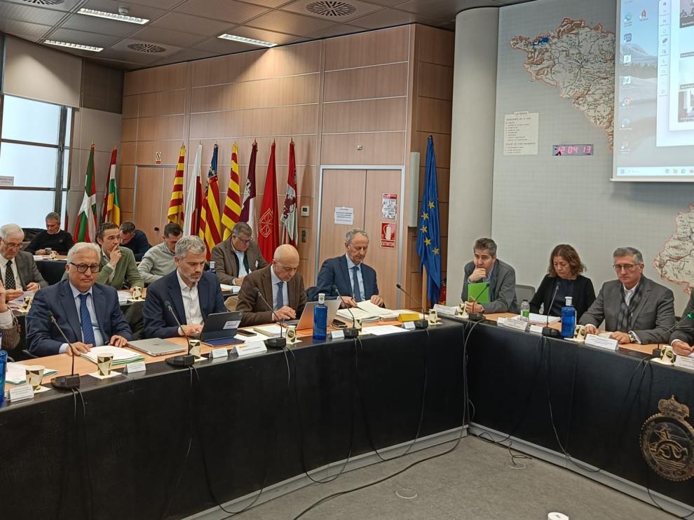 Rincón (segundo por la izda.) y Blasco (segundo por la dcha.), en el Consejo del Agua de la Demarcación del Ebro.