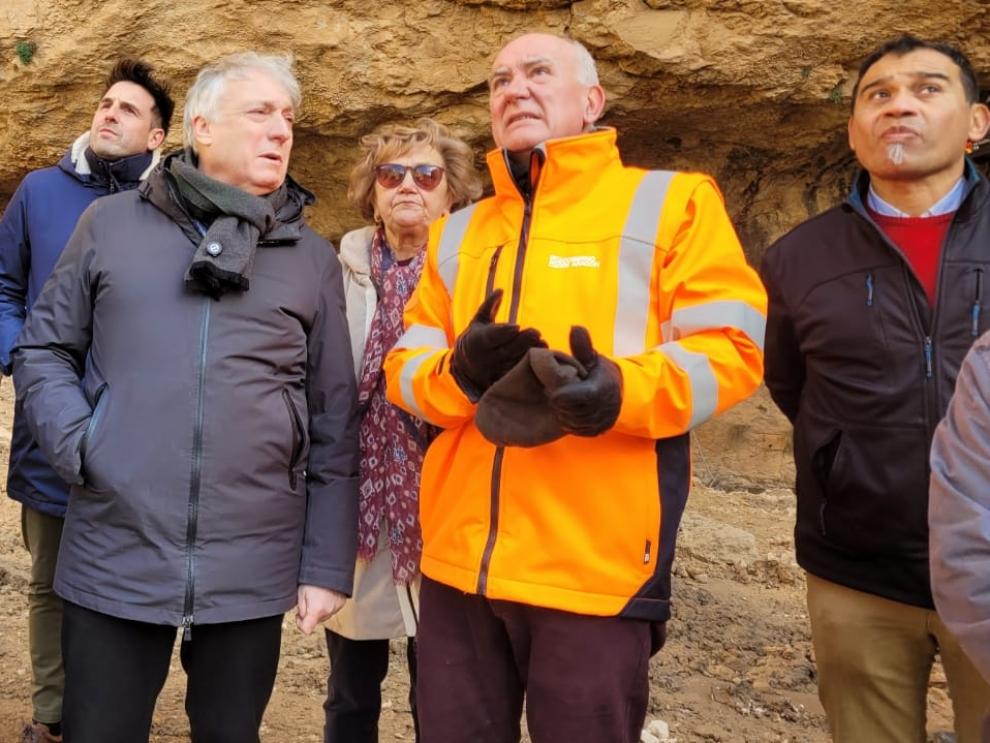 El consejero Octavio López, el director general Miguel Ángel Arminio y la alcaldesa de Jaraba, Felicidad Felicidad Pérez, han comprobado los daños del derrumbe.