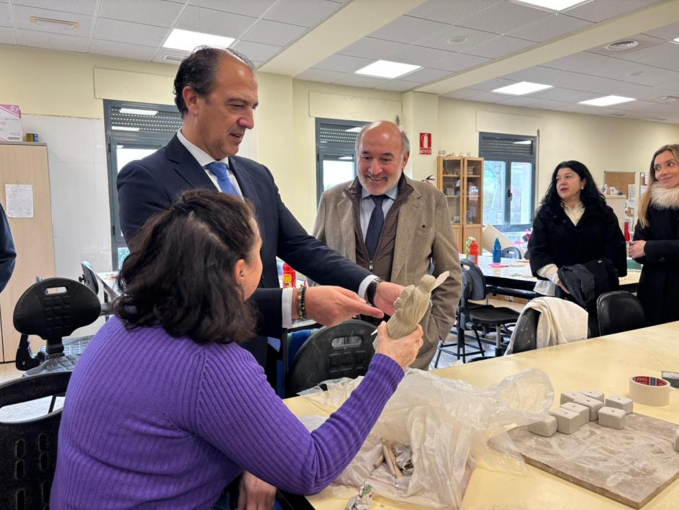El consejero de Sanidad visita la asociación AMIBIL de Calatayud.