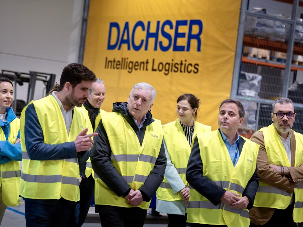 Octavio López, junto a los directivos de Dachser en Aragón, con su director general al frente, Moisés Beltrán, la directora general de Planificacion Estratégica y Logística, Raquel Campos, y el gerente de APL, Pedro Sas.