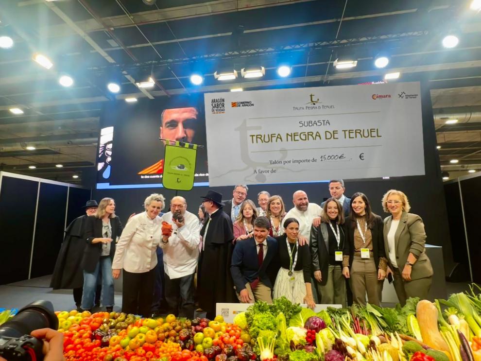 Los 15.000 euros recaudados en la subasta de las dos trufas negras de Teruel serán donadas a las víctimas de la tragedia ferroviaria de Adamuz..