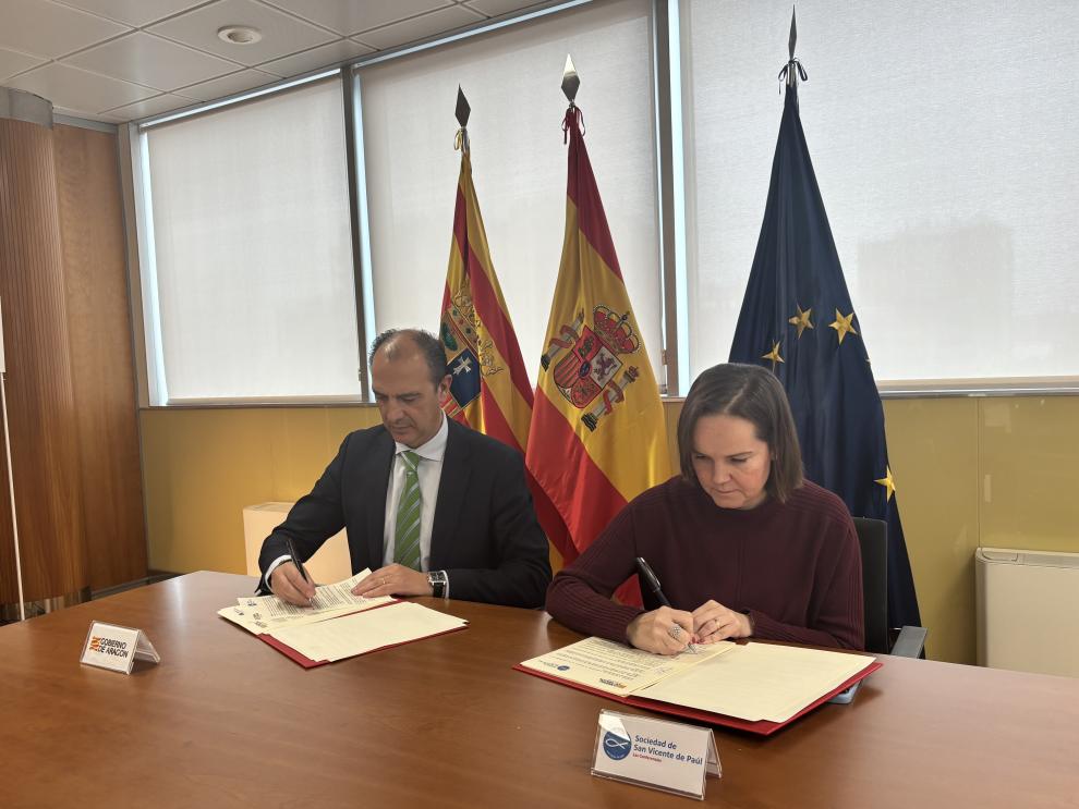 Firma del convenio de colaboración entre el Departamento de Sanidad del Gobierno de Aragón y la Sociedad de San Vicente de Paúl