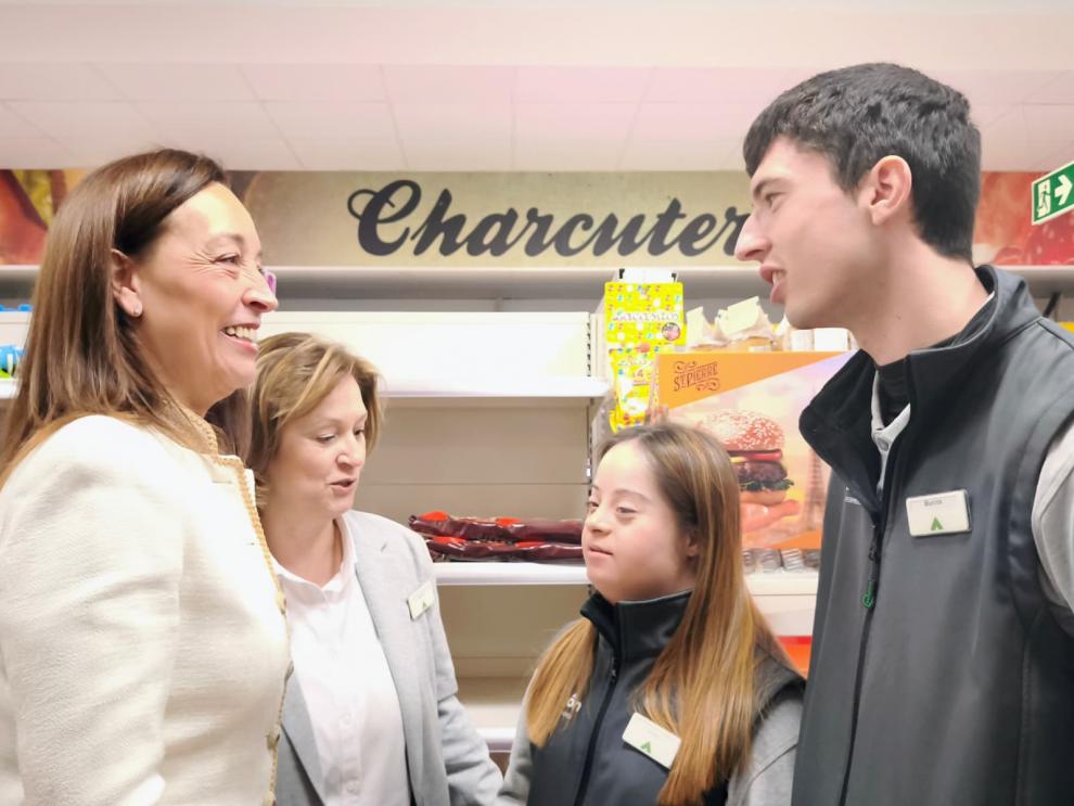 La Consejera Susín, con Andrea y Marcos, dos de los trabajadores que participan en Empleo con Apoyos