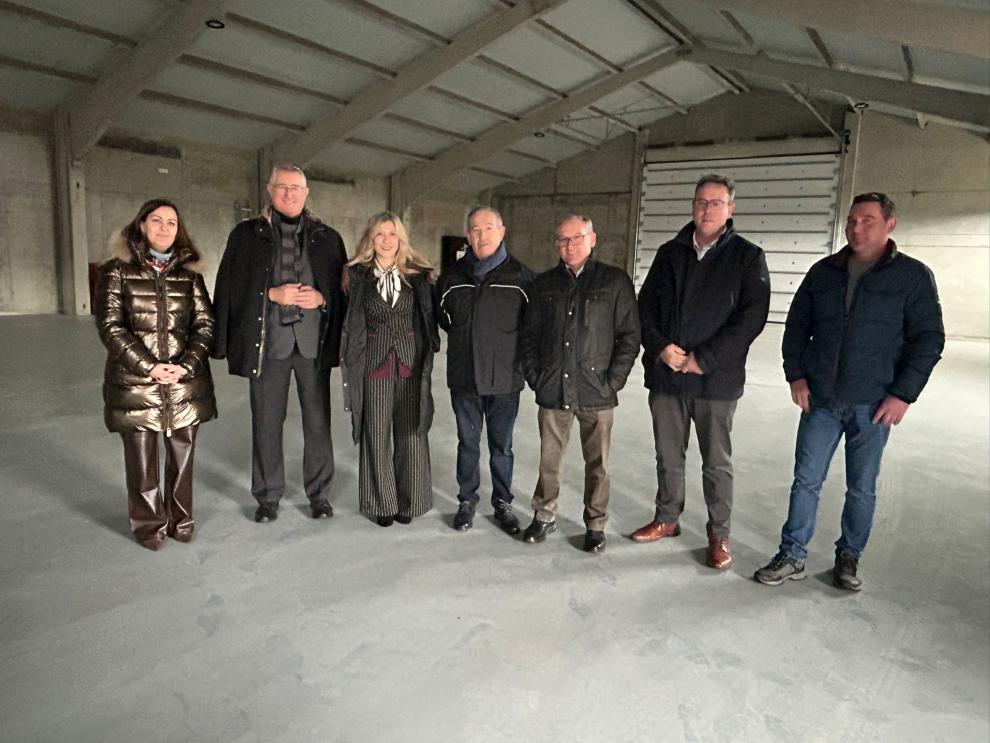 La vicepresidenta Vaquero y el consejero Blasco en la nave municipal de Camarena de la Sierra