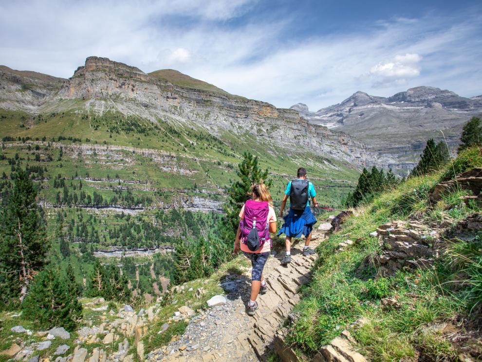 Dos excursionistas en el Parque Nacional de Ordesa y Monte Perdido.