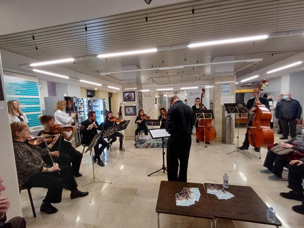 Actividad musical organizada por la AECC en el Hospital Universitario Obispo Polanco con motivo del Día Mundial contra el Cáncer