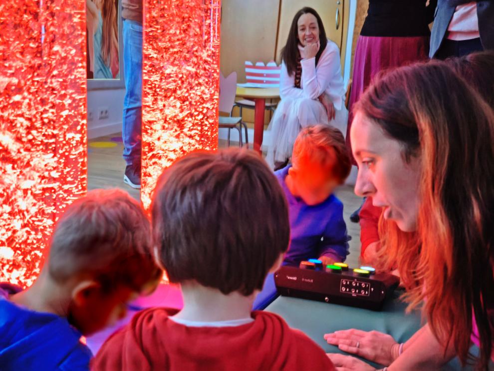 La consejera Susín pudo ver cómo trabajan con la sala multisensorial en el CDIAT Paciencia Gracia de Monzón