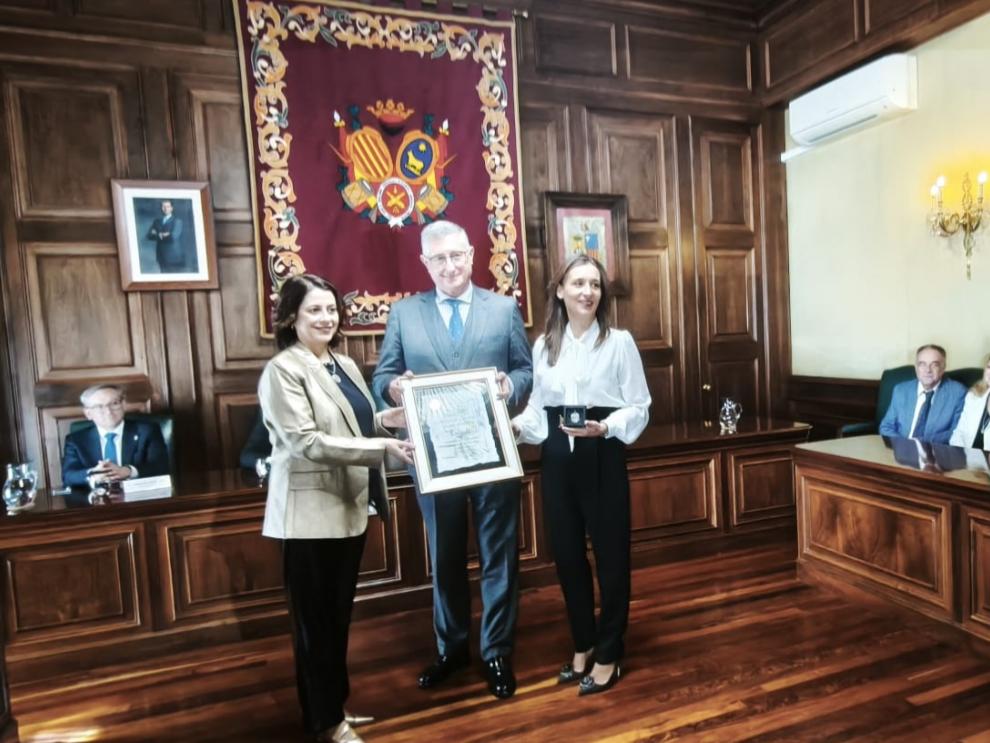 Blasco, junto a la alcaldesa de Teruel, Emma Buj, y la gerente de Dinópolis, Higinia Navarro.