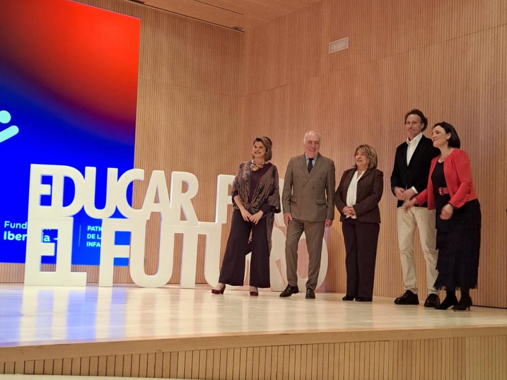 La consejera, junto al presidente de la Fundación Ibercaja, y Victor Kuppers.