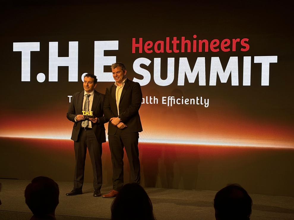 Carlos Antón, director del Centro de Gestión Integrada de Proyectos Corporativos del Servicio Aragonés de Salud, recoge el premio durante el T.H.E. Summit en Madrid