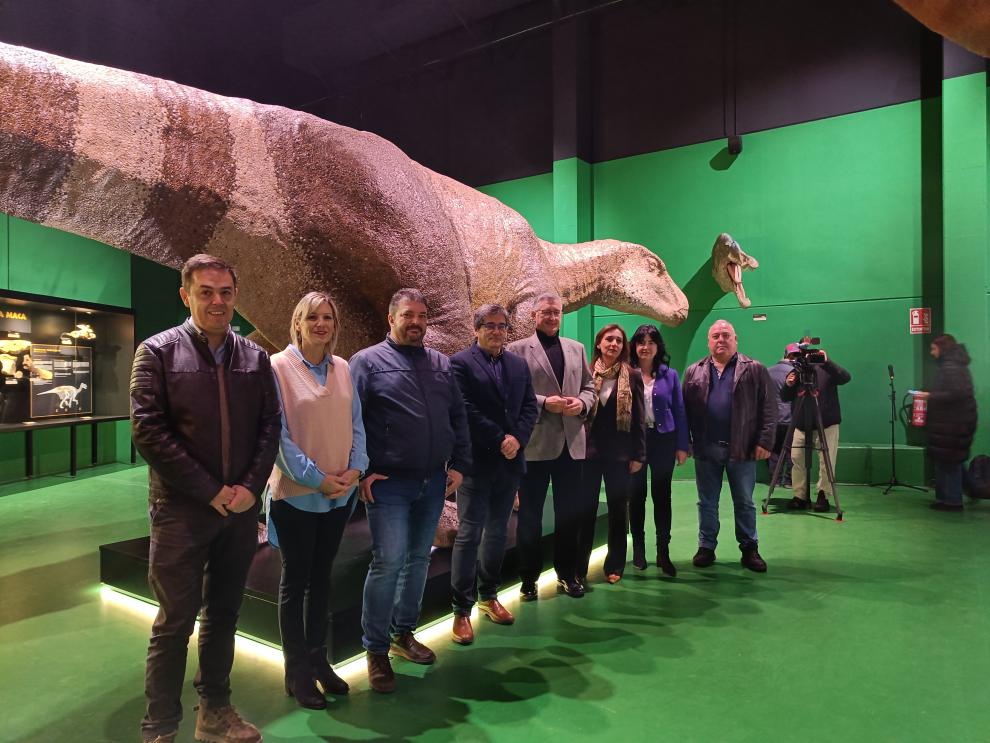 Blasco, Cobos y Navarro, junto a diferentes representantes institucionales.