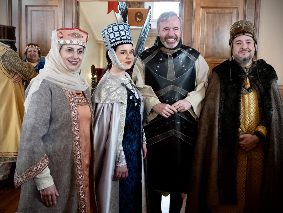 Azcón, junto a la alcaldesa de Teruel y los protagonistas de las Bodas.
