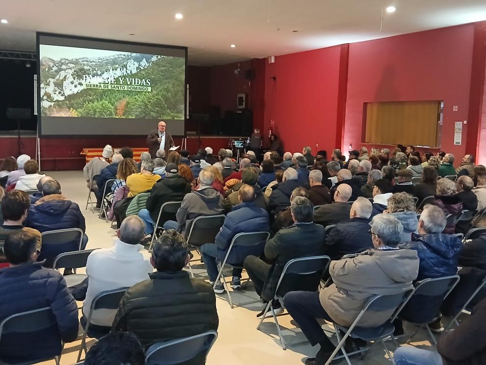 La presentación del documental "Paisaje y vidas. Sierra de Santo Domingo" ha tenido lugar en el pabellón municipal de Luesia.