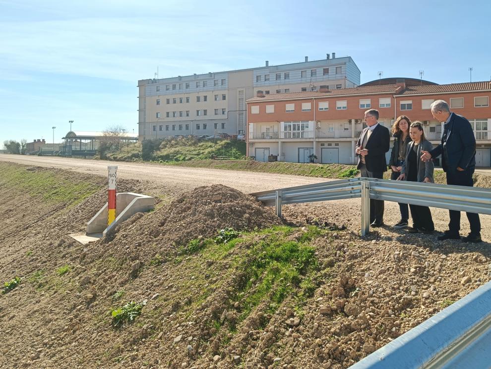 Blasco, Estaún, Pardo y la alcaldesa de Sobradiel, sobre la mota realizada para proteger al pueblo.