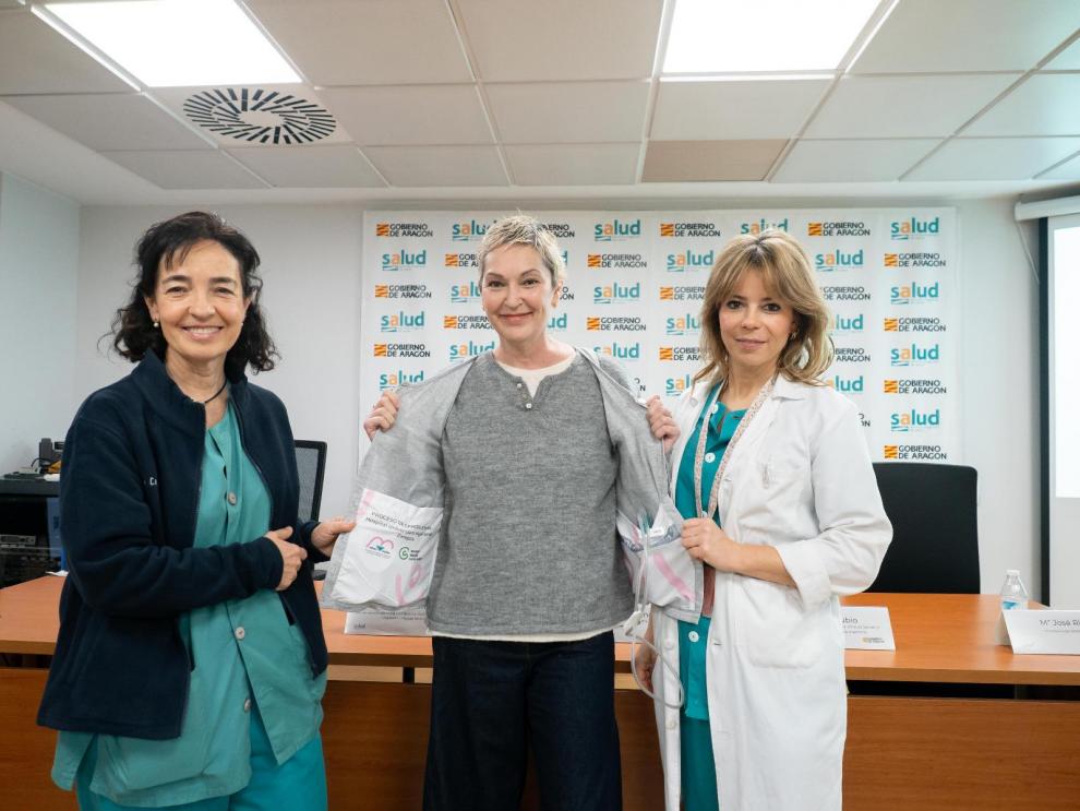 La paciente Mª Teresa Moreno, flanqueada por la cirujana Menchu Casamayor, jefa de sección de Cirugía Endocrina, Bariátrica y Mama (a la izquierda de al foto), y la ginecóloga Patricia Rubio, especialista en patología mamaria del HUMS.